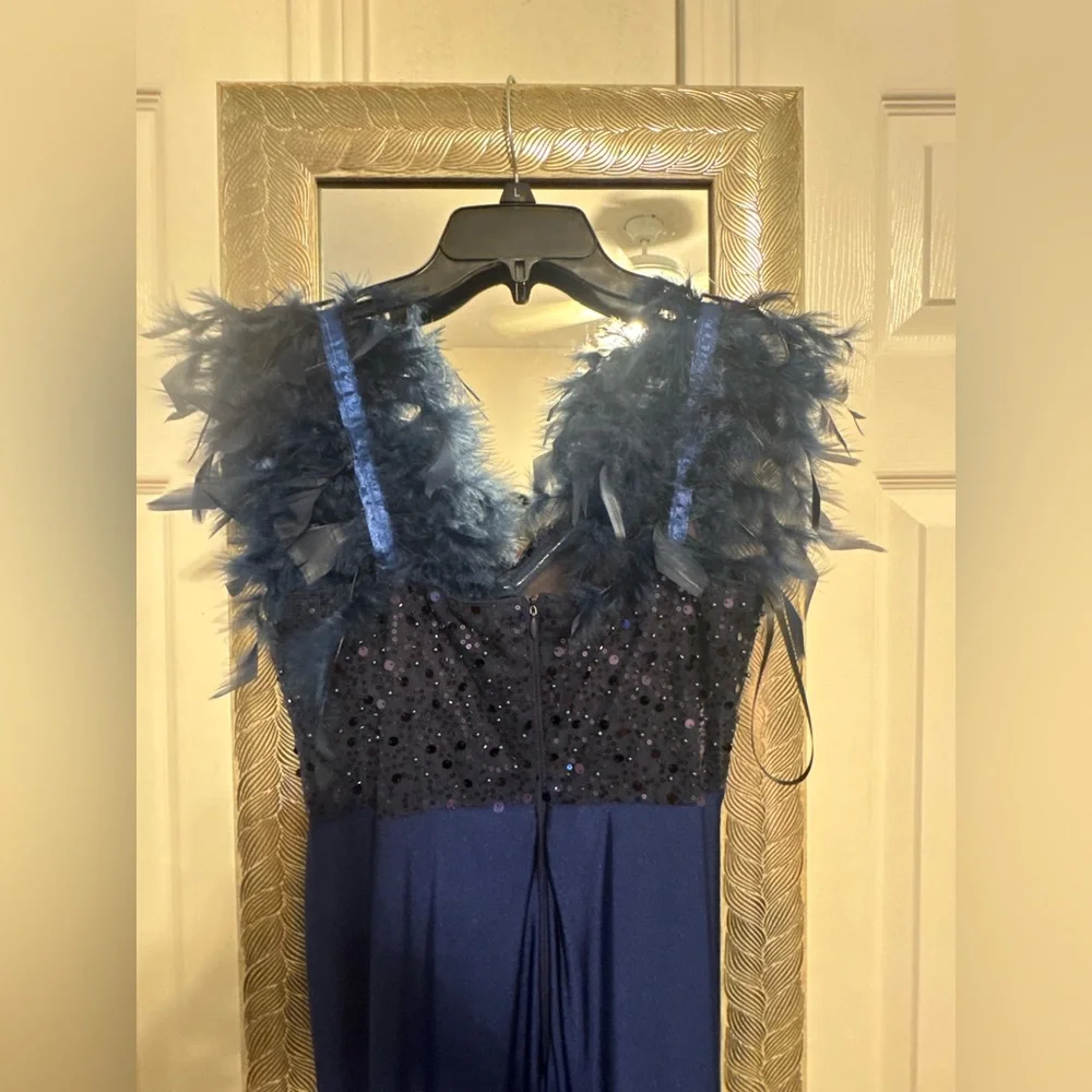 Elegant Navy Evening Gown with Feather Details - Picture 4 of 10